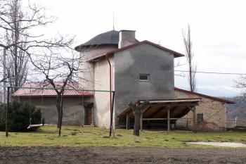 Zadní část letohrádku s nevhodně přistavěnou zadní dřevěnou verandou. (© Miroslav BITTER 2005)