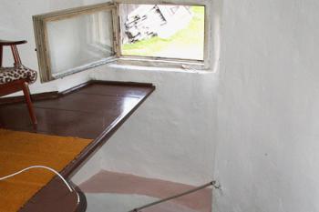 Dřevěné schodiště v kruhové věži a okénko do zahrady. (© Miroslav BITTER 2005)