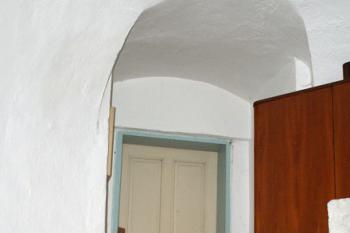 Dveře vedoucí do kruhové místnosti v patře věže. (© Miroslav BITTER 2005)