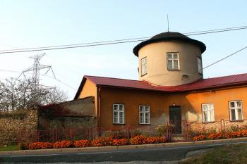 Celkový pohled na průčelí letohrádku včetně zbytků tzv. hladové zdi (© Miroslav BITTER 2005)