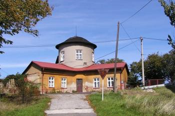 Celkový pohled na letohrádek Larischů v Kostelci od jihu ( © Jan P. Štěpánek 09/2007)