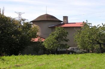 Pohled na letohrádek z polí od severovýchodu ( © Jan P. Štěpánek 09/2007)