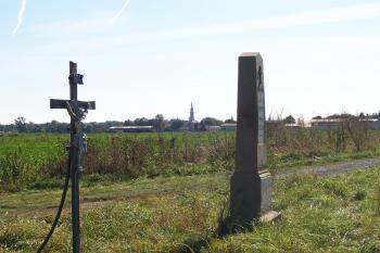 Mohyla u Tovačova - zleva: kovový kříž všeobecného užití a pomník rak.hejtmanovi Emanuelu Souczkovi, v pozadí zámek Tovačov (© Ivo Rozehnal, 09/2011)