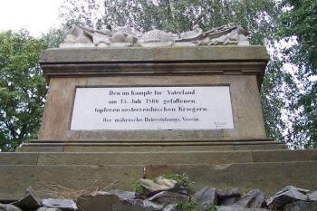 Mohyla u Tovačova - Jeden z nápisů bitvy v r. 1866. (© Ivo Rozehnal, 08/2007)