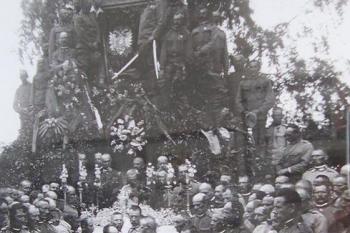 Mohyla u Tovačova - Historická fotografie, 50 výročí bitvy u Tovačova. Fotografie umístěna na zámku Tovačov. (© ???)