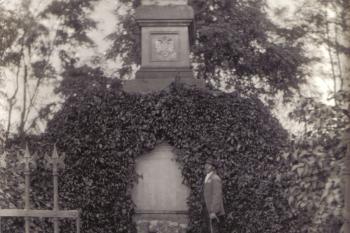 Tovačov - mohyla bitvy u Tovačova - fotografie asi z poč. 20.století (soukr.sbírka IvoR) ( © anon.)