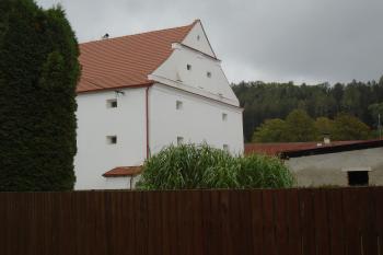 průčelí klasicistní sýpky hospodářského dvora z 2. čtvrtiny 19. století (© Jaroslav Špiroch  10/2024)