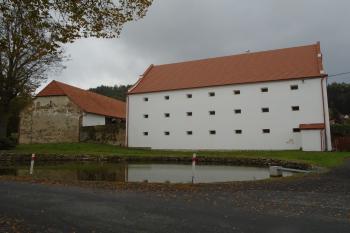 klasicistní sýpka hospodářského dvora z 2. čtvrtiny 19. století (© Jaroslav Špiroch  10/2024)