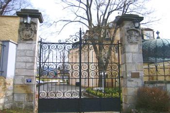 Vstupní brána do areálu zámku ( © Pavel Vítek 04/2006)