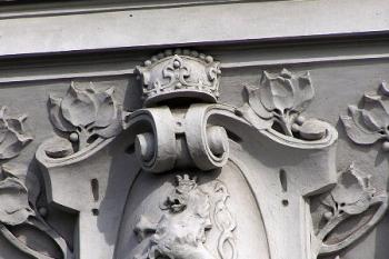 Český lev i se svatováclavskou korunou jako štuková výzdoba fasády radnice. ( © Jan P. Štěpánek 04/2006)