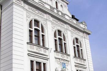Vstupní průčelí radnice. ( © Jan P. Štěpánek 04/2006)