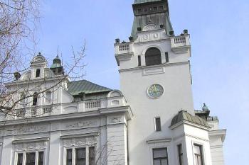 Pohled na radnici od památníku osvobození. ( © Jan P. Štěpánek 04/2006)