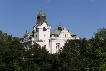 Pohled přes řeku Ostravici na radnici ve Slezské Ostravě (© Jan P. Štěpánek, 09/2006)