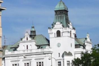 radnice Slezské Ostravy v pohledu přes tzv. Sýkorův most ( © Jan P. Štěpánek 06/2009)