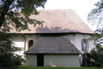 Pohled na část jižní fasády kostelíka ( © Jan P. Štěpánek 06/2006)