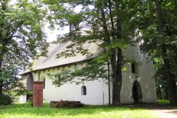 Pohled na kostelík od severozápadu, z míst zámeckého parku ( © Jan P. Štěpánek 06/2006)