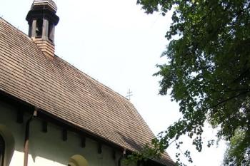 Pohled na jižní fasádu kostelíka (© Jan P. Štěpánek, 06/2006)