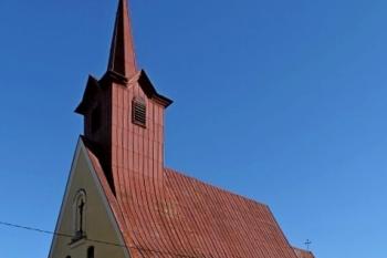 Pohled na kostelík z Místecké ulice (© Jan P. Štěpánek 02/2014)