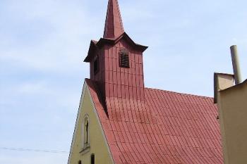 Průčelí kostela sv. Kříže ( © Jan P. Štěpánek 04/2006)