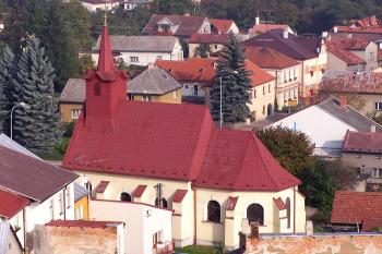 kostel sv. Kříže z věže farního kostela ( © Jan P. Štěpánek 10/2007)