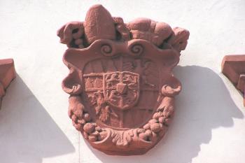 Znak olomouckého biskupa z Lichtenštejna nad vstupním portálem do kostela ( © Jan P. Štěpánek 04/2006)