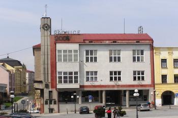 Celkový pohled na budovu radnice přes hlavní příborské náměstí Sigmunda Freuda ( © Jan P. Štěpánek 04/2006)