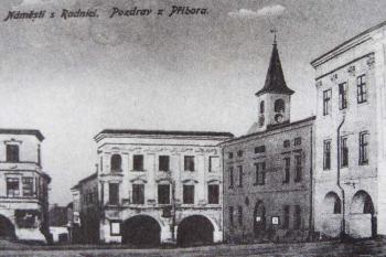 Dobový pohled na část náměstí se starou radnicí - začátek 20. století ( © Města a městečka v Čechách na Moravě a ve Slezsku (K. Kuča, Libri))