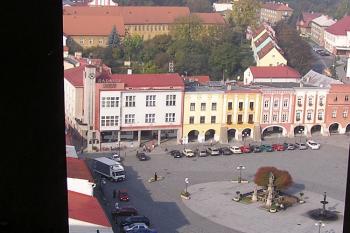 pohled na náměstí S. Freuda s radnicí v čele z báně věže farního kostela ( © Jan P. Štěpánek 10/2007)