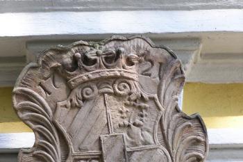 Znak Zenů z Danhausenu nad vstupem do farního kostela sv. Václava (© Jan P. Štěpánek 06/2006)
