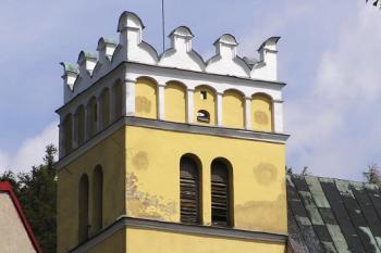 Věž kostela s renesanční atikou v pohledu od náměstí ( © Jan P. Štěpánek 07/2007)