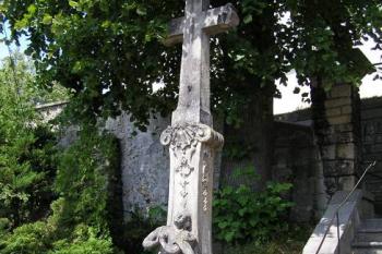 Kři při jižním vstupu do areálu kostela ( © Jan P. Štěpánek 07/2007)