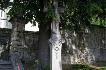 Kříž při vstupu do areálu kostela ( © Jan P. Štěpánek 07/2007)