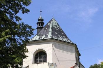 Presbyterium kostela a kamenná ohradní zeď ( © Jan P. Štěpánek 07/2007)