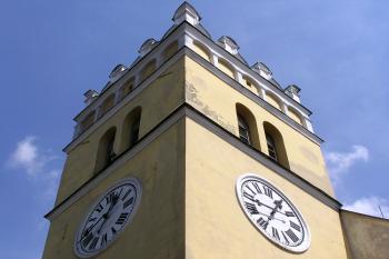 Horní partie kostelní věže s renesanční atikou ( © Jan P. Štěpánek 07/2007)