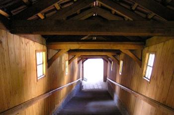 Kruté schodiště od západu do areálu kostela ( © Jan P. Štěpánek 07/2007)