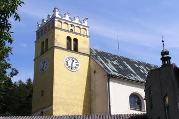 Pohled od jihozápadu na kostel sv. Václava s renesanční věží ( © Jan P. Štěpánek 07/2007)