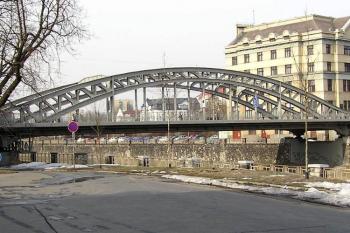 Celkový pohled na Sýkorův most přes řeku Ostravici. ( © Jan P. Štěpánek 04/2006)