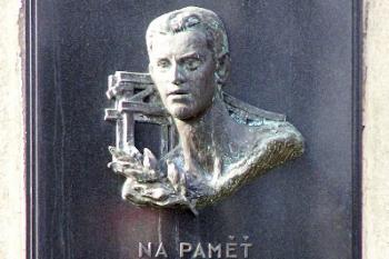 Pamětní deska na hrdinský čin Miloše Sýkory. ( © Jan P. Štěpánek 04/2006)