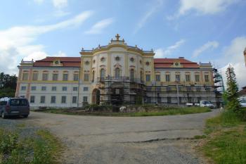 dokončovací práce na hlavním průčelí zámku (© Jaroslav Špiroch  06/2023)