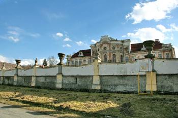 Pohled přes zeď ( © Luděk Pitter 04/2006)
