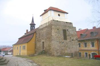 Zbytek tvrze s novou nástavbou ( © Pavel Vítek 04/2006)