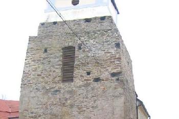 Torzo tvrze s novodobou nástavbou ( © Pavel Vítek 04/2006)