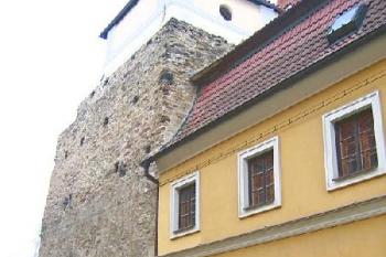 Zbytek tvrze s přistavbou, nyní Obecní úřad ( © Pavel Vítek 04/2006)