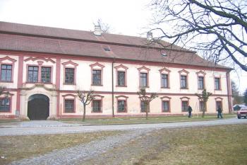 Čelní pohled na zámek ( © Pavel Vítek 04/2006)