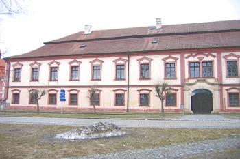 Čelní pohled na zámek ( © Pavel Vítek 04/2006)