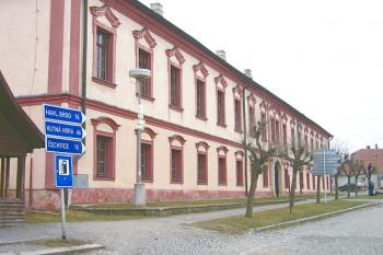 Zámek z levé starny ( © Pavel Vítek 04/2006)