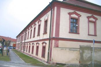 Zámek z pravé strany ( © Pavel Vítek 04/2006)