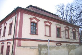 Boční pohled na zámek ( © Pavel Vítek 04/2006)