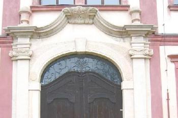 Hlavní vchod do zámku ( © Pavel Vítek 04/2006)