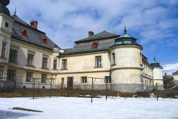 Zámek ze západní strany ( © Pavel Vítek 04/2006)